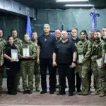 Начальник ГУНП в Херсонській області Роман Козьяков нагороджує поліцейських за збиті дрони та врятовані життя херсонців