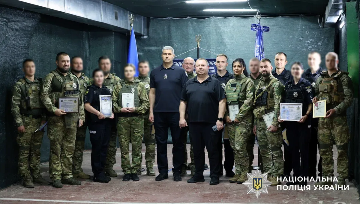 Начальник ГУНП в Херсонській області Роман Козьяков нагороджує поліцейських за збиті дрони та врятовані життя херсонців 1