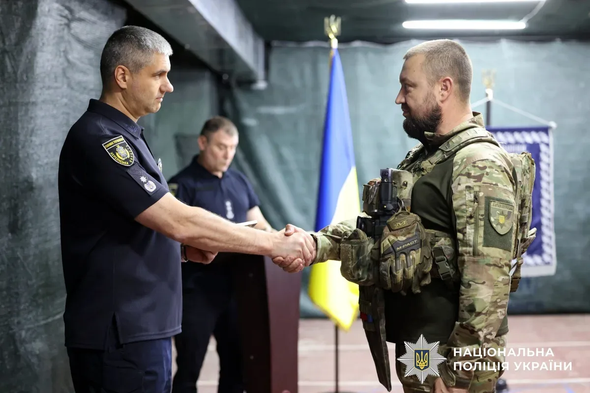 Начальник ГУНП в Херсонській області Роман Козьяков нагороджує поліцейських за збиті дрони та врятовані життя херсонців 2