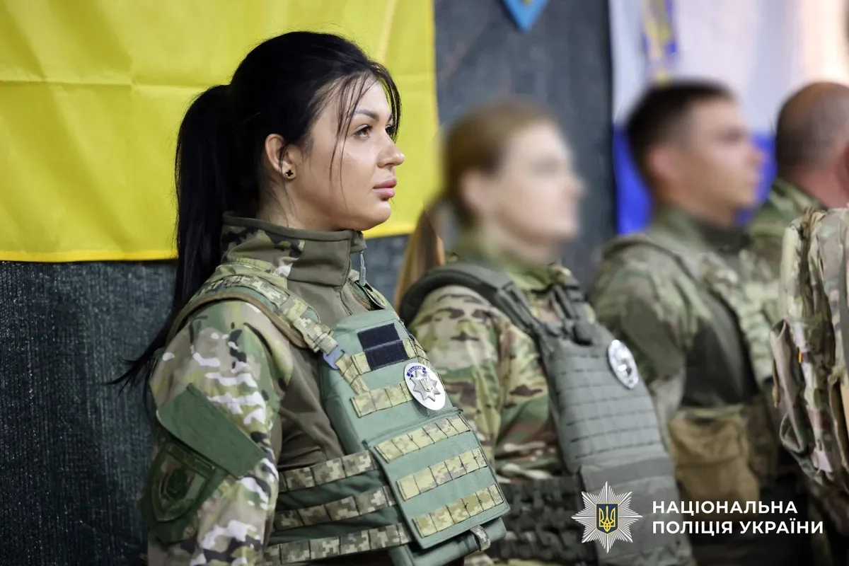 Начальник ГУНП в Херсонській області Роман Козьяков нагороджує поліцейських за збиті дрони та врятовані життя херсонців 3