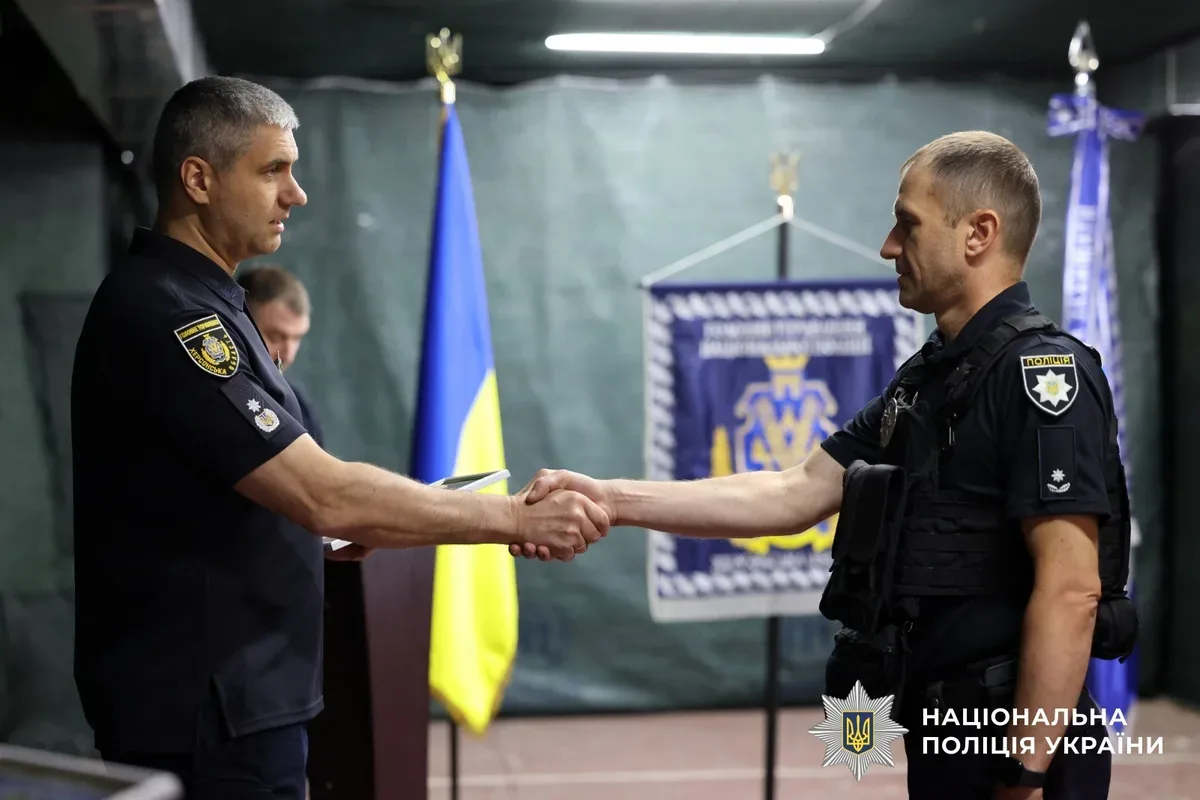 Начальник ГУНП в Херсонській області Роман Козьяков нагороджує поліцейських за збиті дрони та врятовані життя херсонців 4