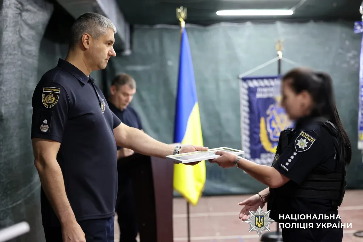 Начальник ГУНП в Херсонській області Роман Козьяков нагороджує поліцейських за збиті дрони та врятовані життя херсонців 5