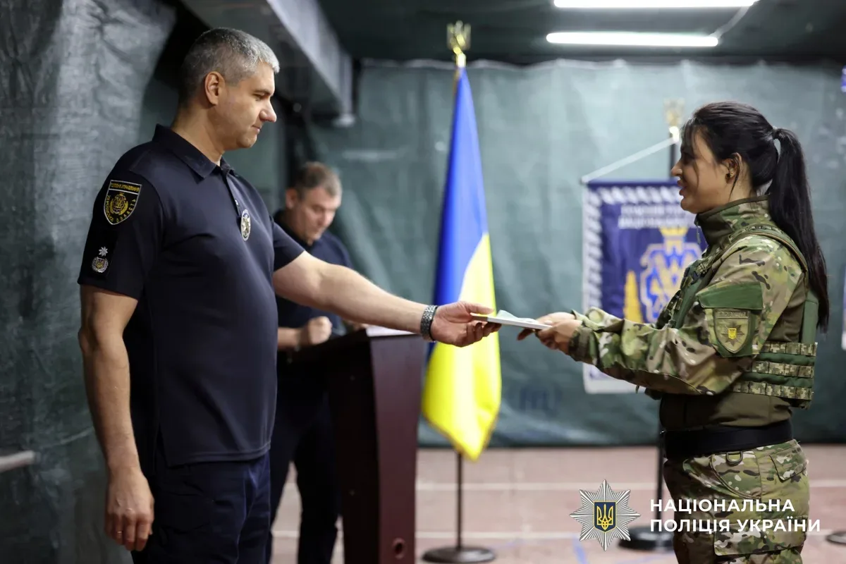Начальник ГУНП в Херсонській області Роман Козьяков нагороджує поліцейських за збиті дрони та врятовані життя херсонців 9