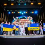 Переселенці з Херсонщини на концерті у Києві, що надає їм можливість відволіктися та отримати позитивні емоції.