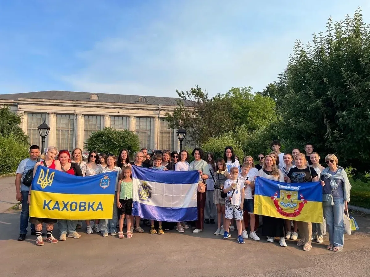 Переселенці з Херсонщини на концерті у Києві, що надає їм можливість відволіктися та отримати позитивні емоції. 5
