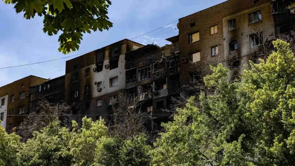 Понад 200 тисяч гривень: мешканці зруйнованої багатоповерхівки в Херсоні самі платять за експертизу