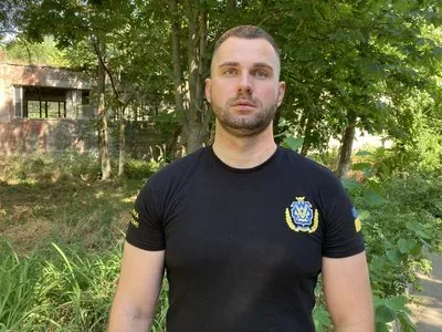 Поле згорілих зернових культур на Херсонщині, дим після пожежі, на задньому плані техніка 4