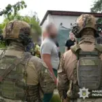 Поліцейські знищують посіви конопель під час спецоперації по боротьбі з наркотиками