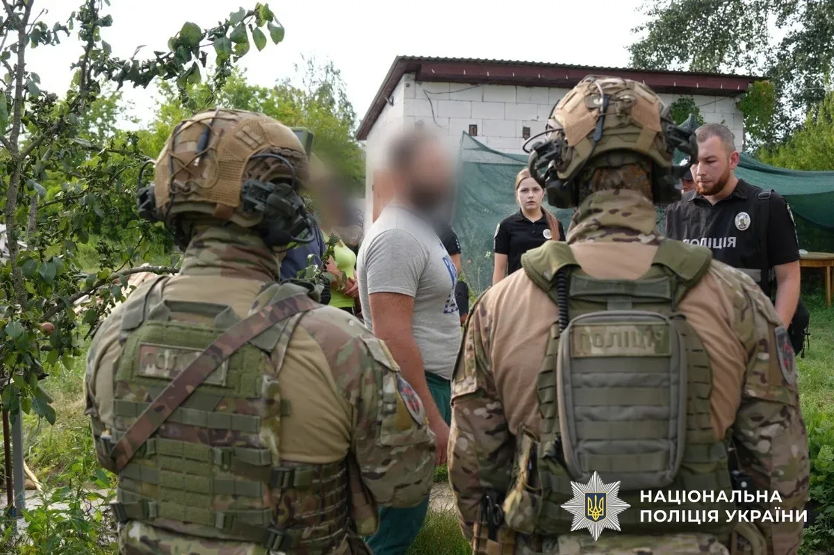 Поліцейські знищують посіви конопель під час спецоперації по боротьбі з наркотиками 1