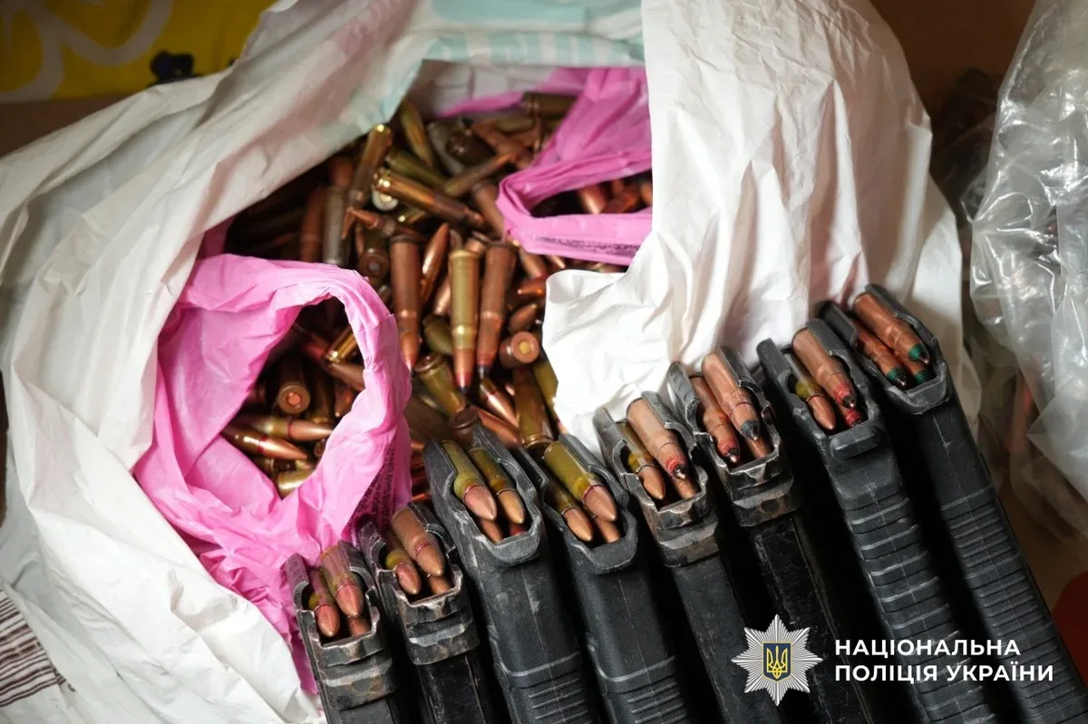 Поліцейські знищують посіви конопель під час спецоперації по боротьбі з наркотиками 4