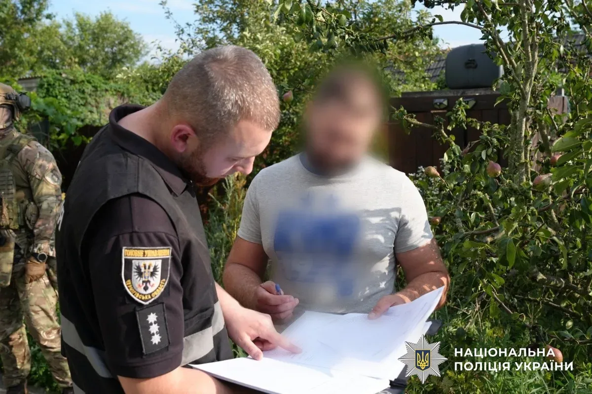 Поліцейські знищують посіви конопель під час спецоперації по боротьбі з наркотиками 5