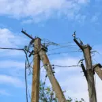 Свічка на столі в темній кімнаті, що символізує відсутність світла в окупованій Абрикосівці