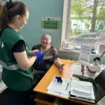 Жінки отримують медичну консультацію від лікарки мобільної бригади в Херсонській області.