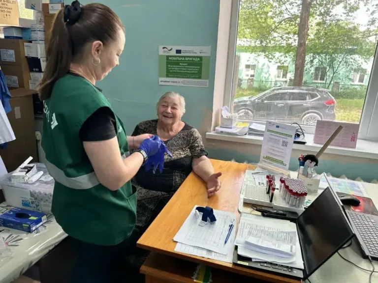 Жінки отримують медичну консультацію від лікарки мобільної бригади в Херсонській області.