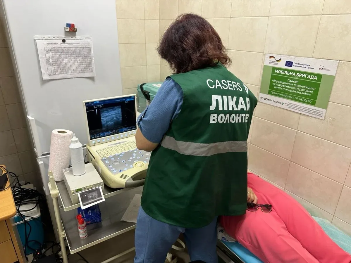 Жінки отримують медичну консультацію від лікарки мобільної бригади в Херсонській області. 1