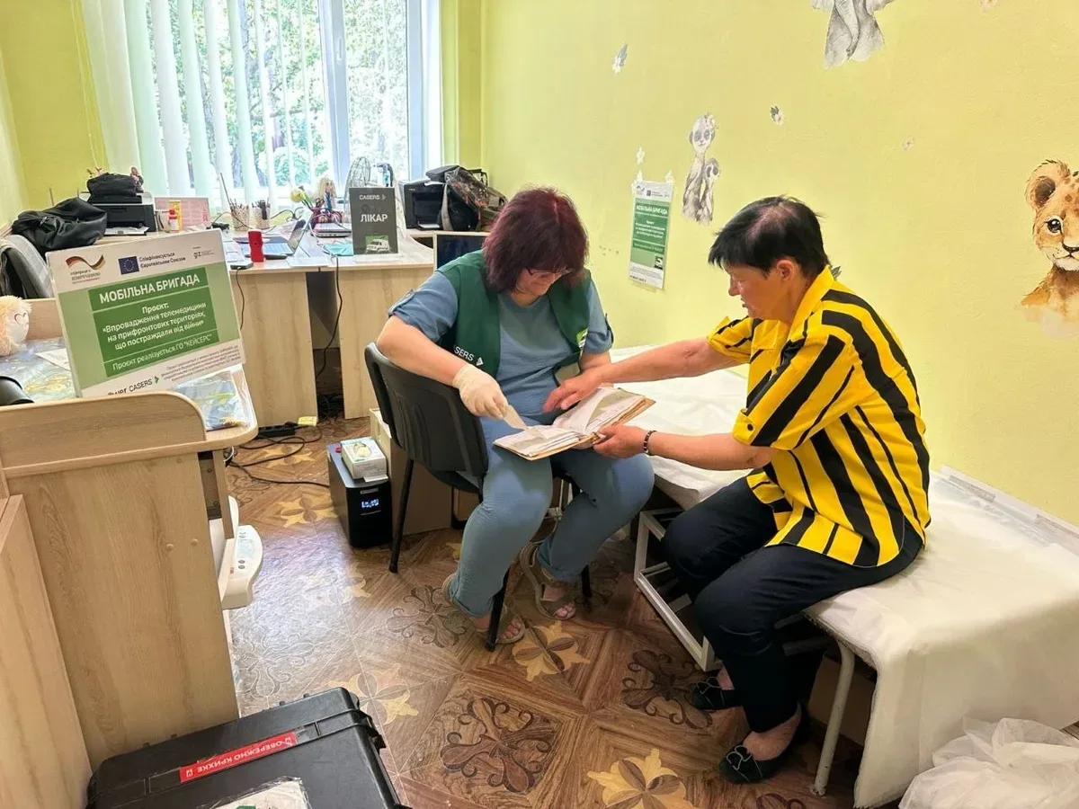 Жінки отримують медичну консультацію від лікарки мобільної бригади в Херсонській області. 2