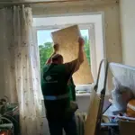 Пошкоджені будинки та уламки скла на подвір'ї у Херсоні після повторної атаки російських дронів