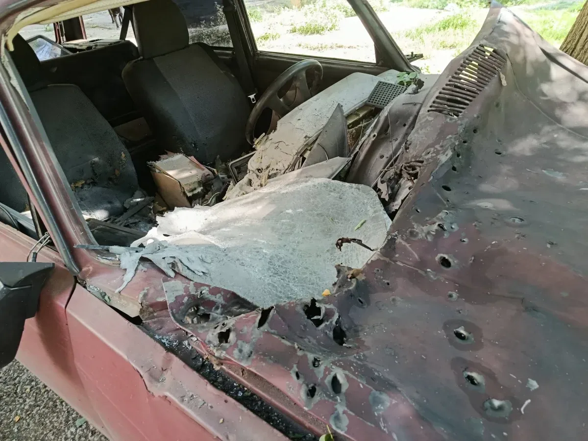 Пошкоджені будинки та уламки скла на подвір'ї у Херсоні після повторної атаки російських дронів 3