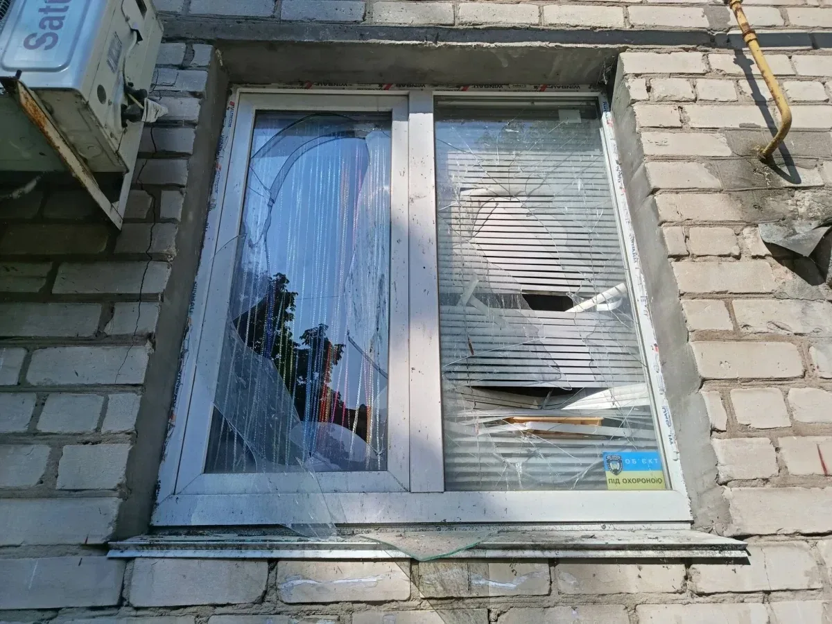Пошкоджені будинки та уламки скла на подвір'ї у Херсоні після повторної атаки російських дронів 4