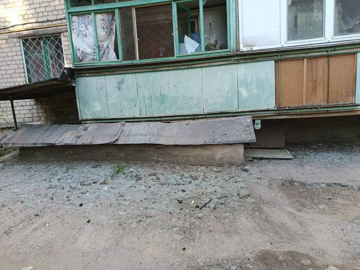 Пошкоджені будинки та уламки скла на подвір'ї у Херсоні після повторної атаки російських дронів 6
