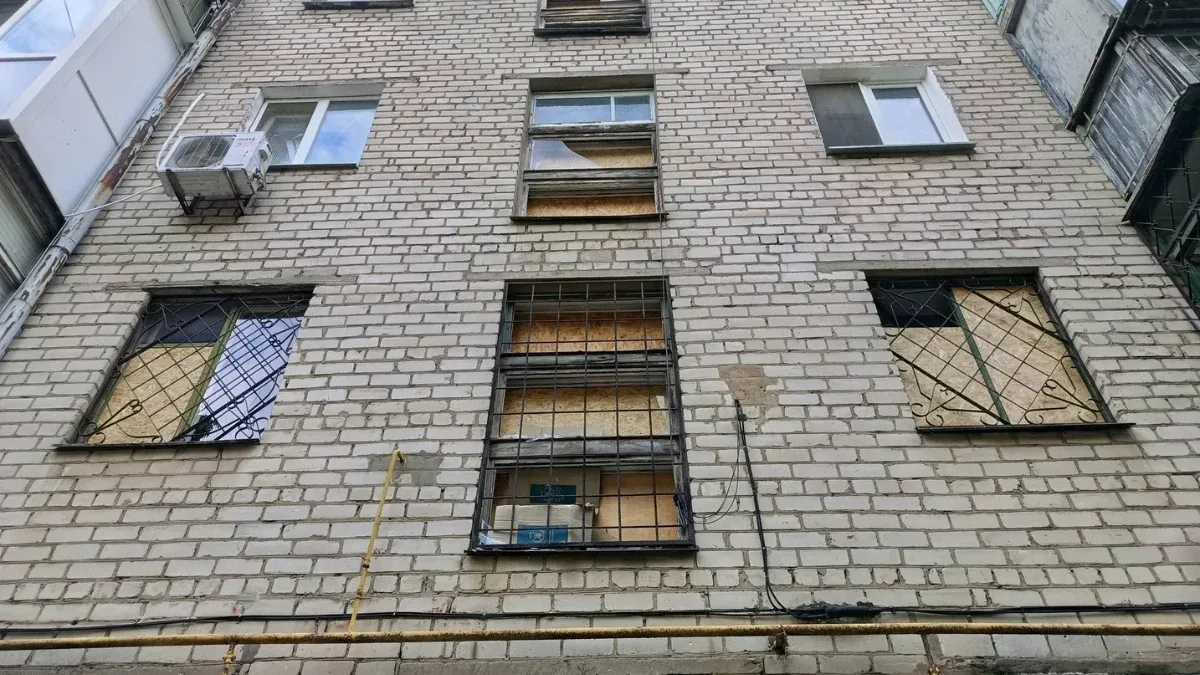 Пошкоджені будинки та уламки скла на подвір'ї у Херсоні після повторної атаки російських дронів 9