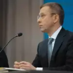 Прем'єр-міністр Сергій Корецький представляє Івана Вигівського особовому складу МВС України.