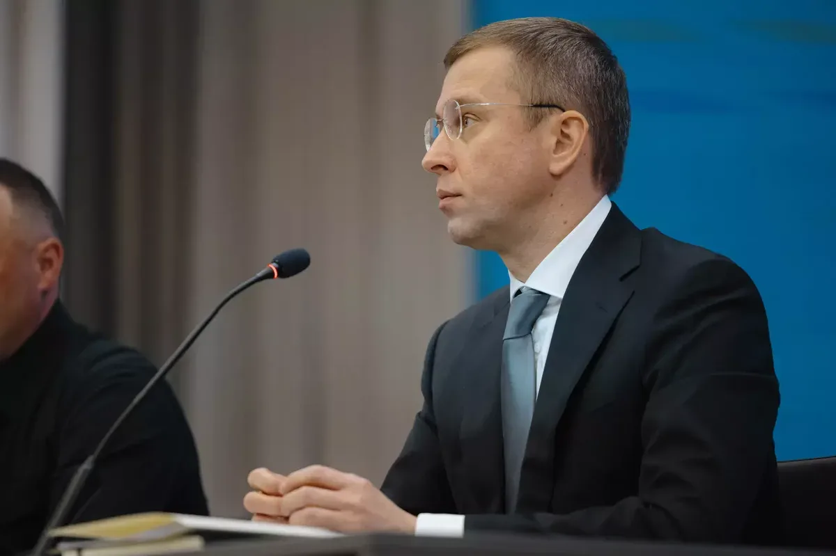 Прем'єр-міністр Сергій Корецький представляє Івана Вигівського особовому складу МВС України. 1