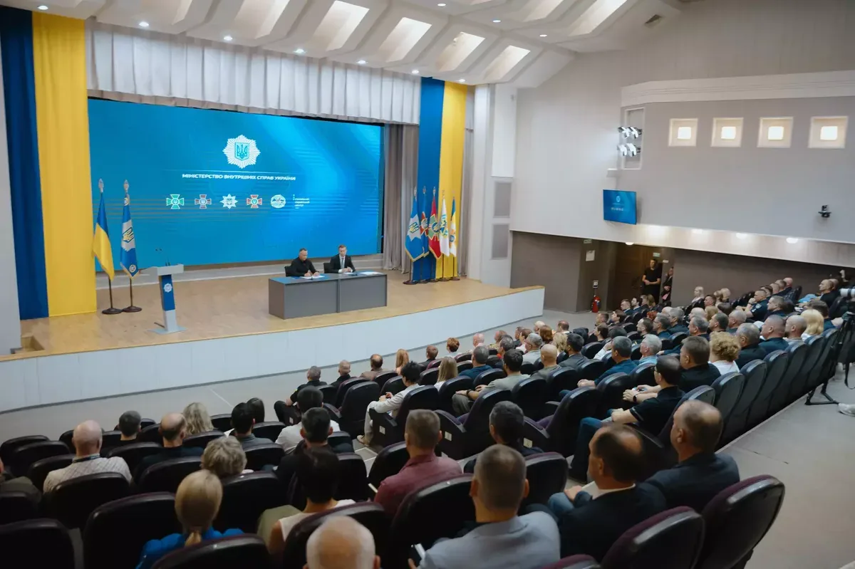Прем'єр-міністр Сергій Корецький представляє Івана Вигівського особовому складу МВС України. 2