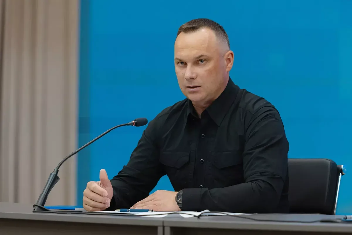 Прем'єр-міністр Сергій Корецький представляє Івана Вигівського особовому складу МВС України. 3