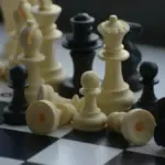 Аркадій Дворкович на фоні логотипу ФІДЕ, символізуючи призупинення повноважень через санкції ЄС.