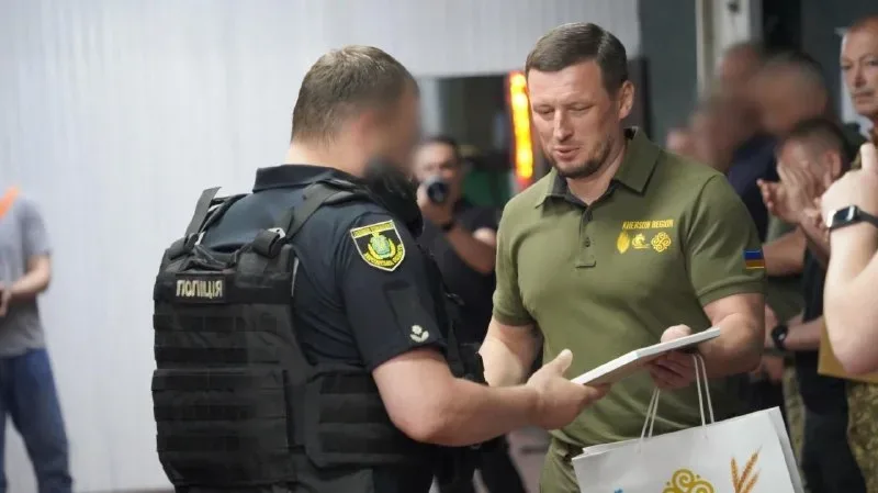П'ять поліцейських Херсонщини отримують нагороди «Захиснику Херсонщини» з нагоди професійного свята 2