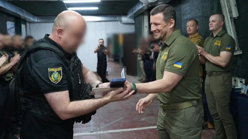 П'ять поліцейських Херсонщини отримують нагороди «Захиснику Херсонщини» з нагоди професійного свята 3