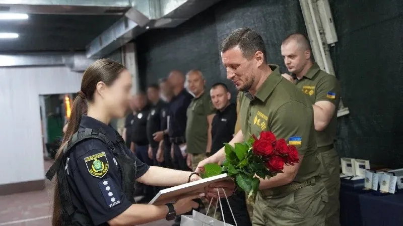 П'ять поліцейських Херсонщини отримують нагороди «Захиснику Херсонщини» з нагоди професійного свята 4