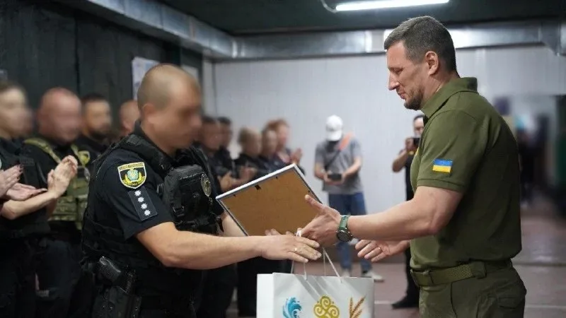 П'ять поліцейських Херсонщини отримують нагороди «Захиснику Херсонщини» з нагоди професійного свята 5