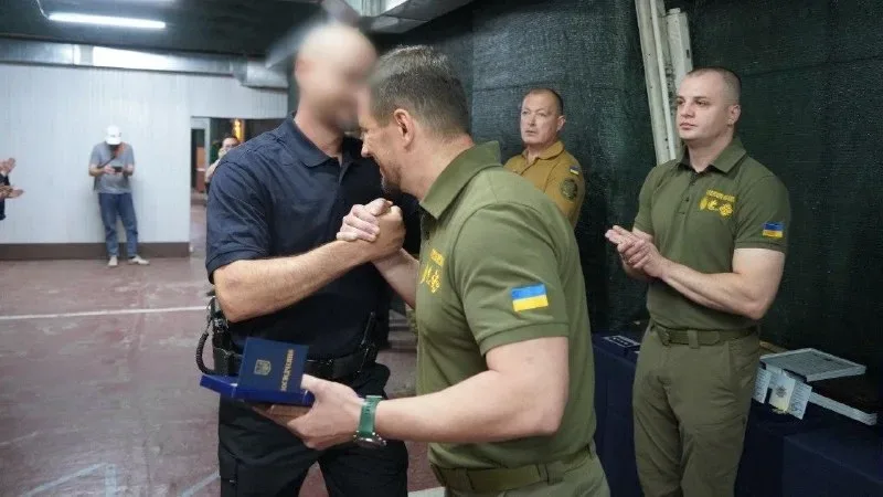П'ять поліцейських Херсонщини отримують нагороди «Захиснику Херсонщини» з нагоди професійного свята 6