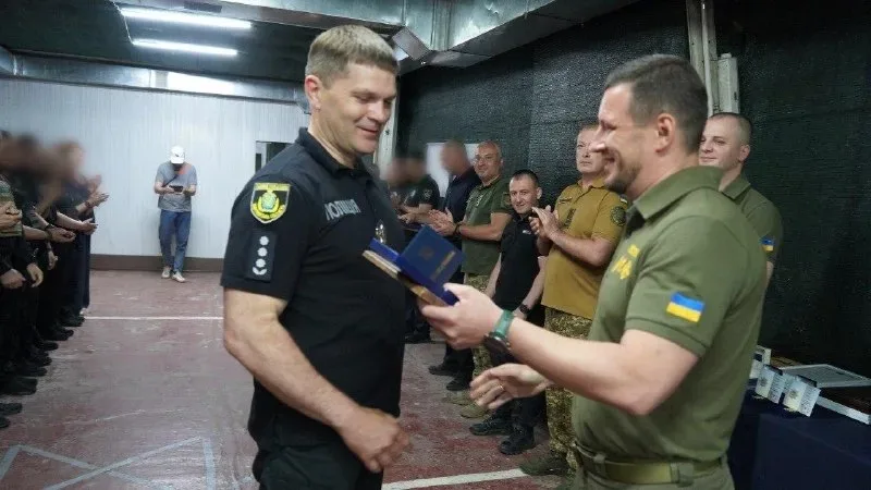 П'ять поліцейських Херсонщини отримують нагороди «Захиснику Херсонщини» з нагоди професійного свята 7