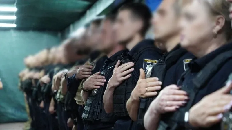 П'ять поліцейських Херсонщини отримують нагороди «Захиснику Херсонщини» з нагоди професійного свята 8