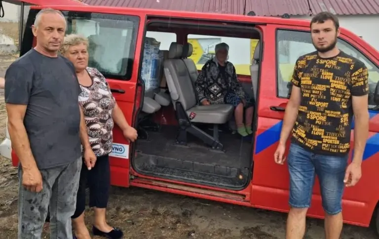 Евакуація жителів Бериславської громади, допомога у виїзді з обстрілюваного населеного пункту.