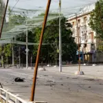 Російські дрони мінують трасу Миколаїв – Херсон, щоб відрізати місто від логістики та ускладнити рух транспорту.