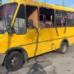 Наслідки атаки російського дрона на маршрутний автобус у Херсоні, пошкоджений транспорт