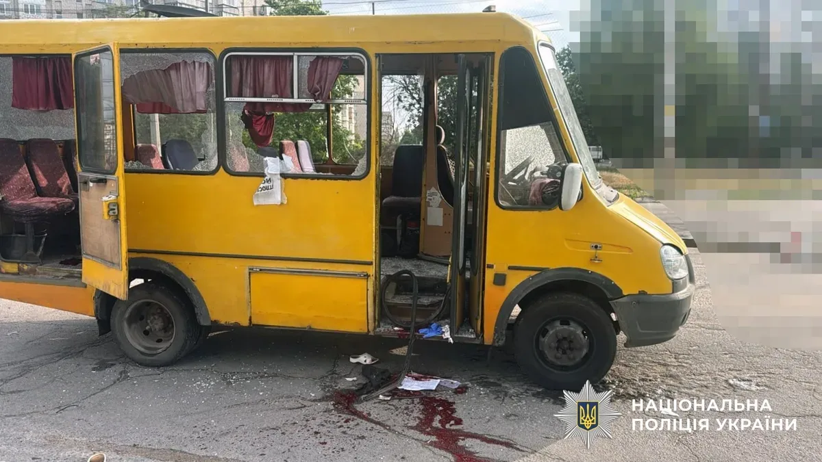 Наслідки атаки російського дрона на маршрутний автобус у Херсоні, пошкоджений транспорт 2
