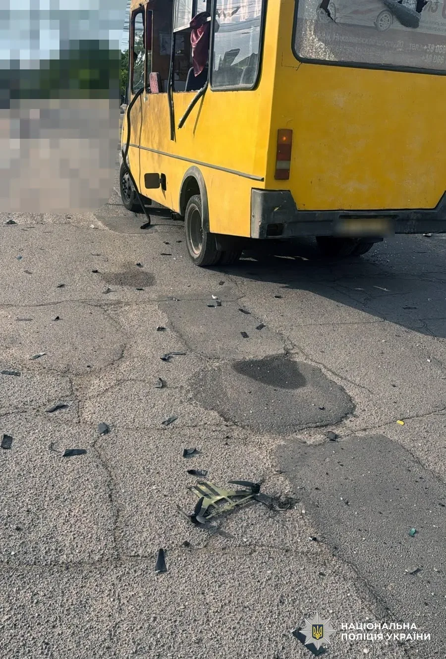 Наслідки атаки російського дрона на маршрутний автобус у Херсоні, пошкоджений транспорт 3
