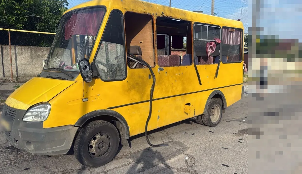 Наслідки атаки російського дрона на маршрутний автобус у Херсоні, пошкоджений транспорт 4