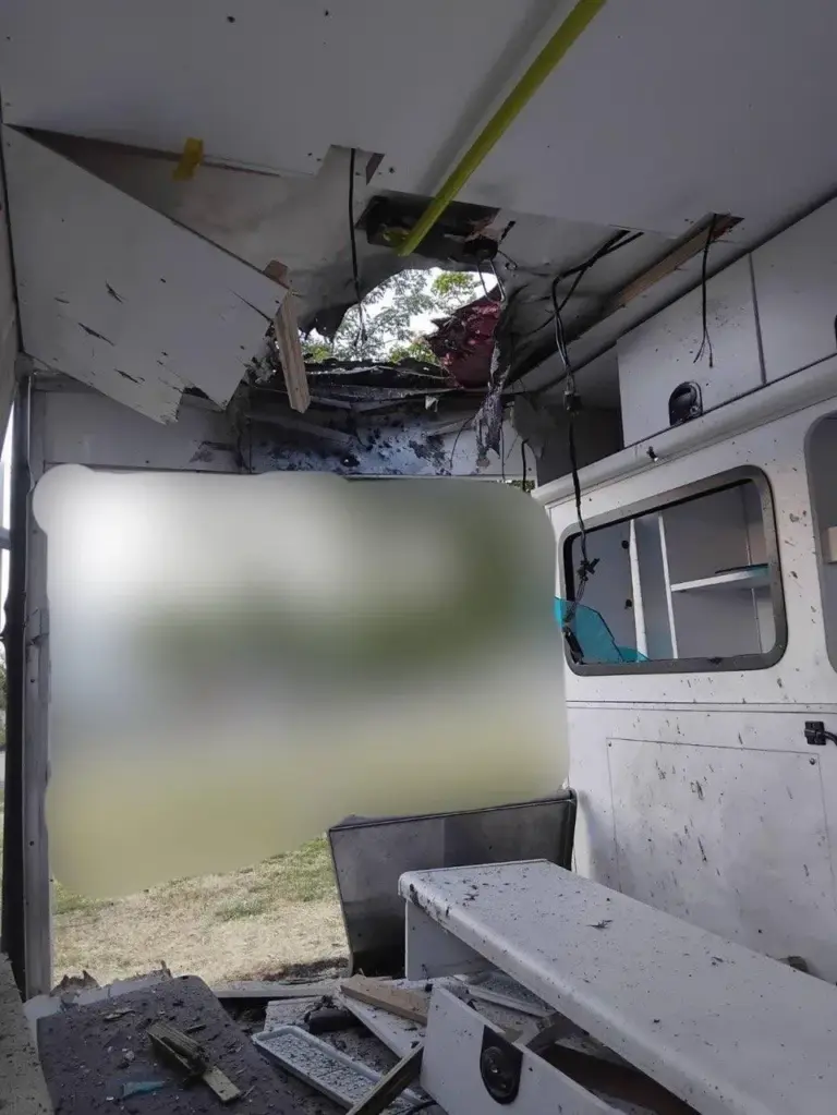 Пошкоджені автівки швидкої допомоги після атаки дрона у Великоолександрівській громаді