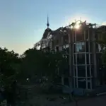 Пошкоджений торговельно-розважальний центр Суворовський у Херсоні після російського обстрілу