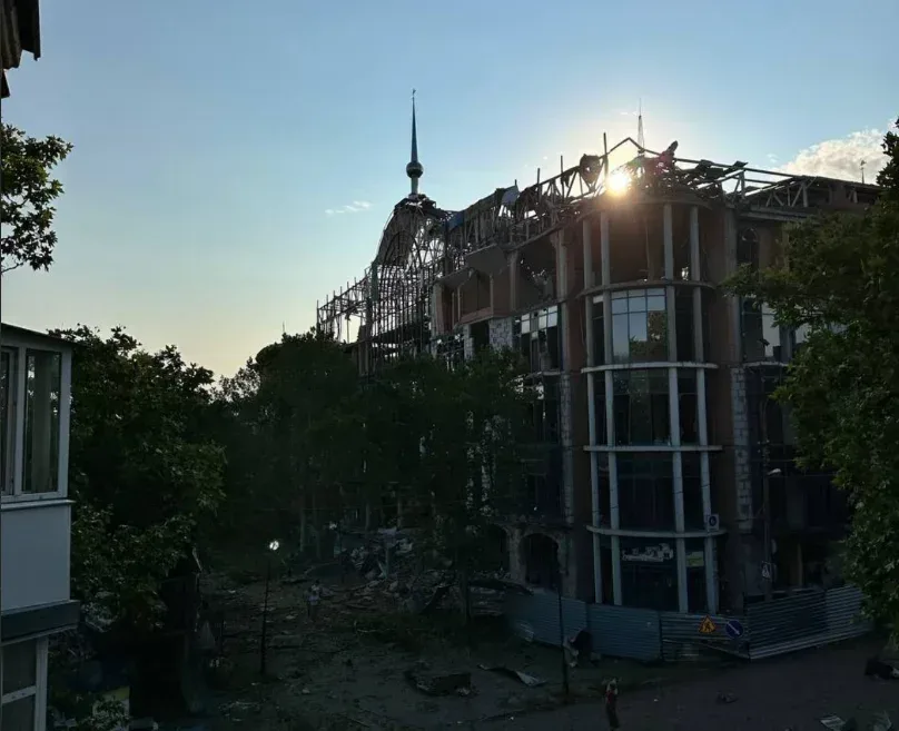 Росіяни вдарили двома КАБами по ТРЦ Суворовський у Херсоні