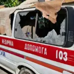 Зруйнована машина швидкої допомоги на Херсонщині, ймовірно після обстрілу.
