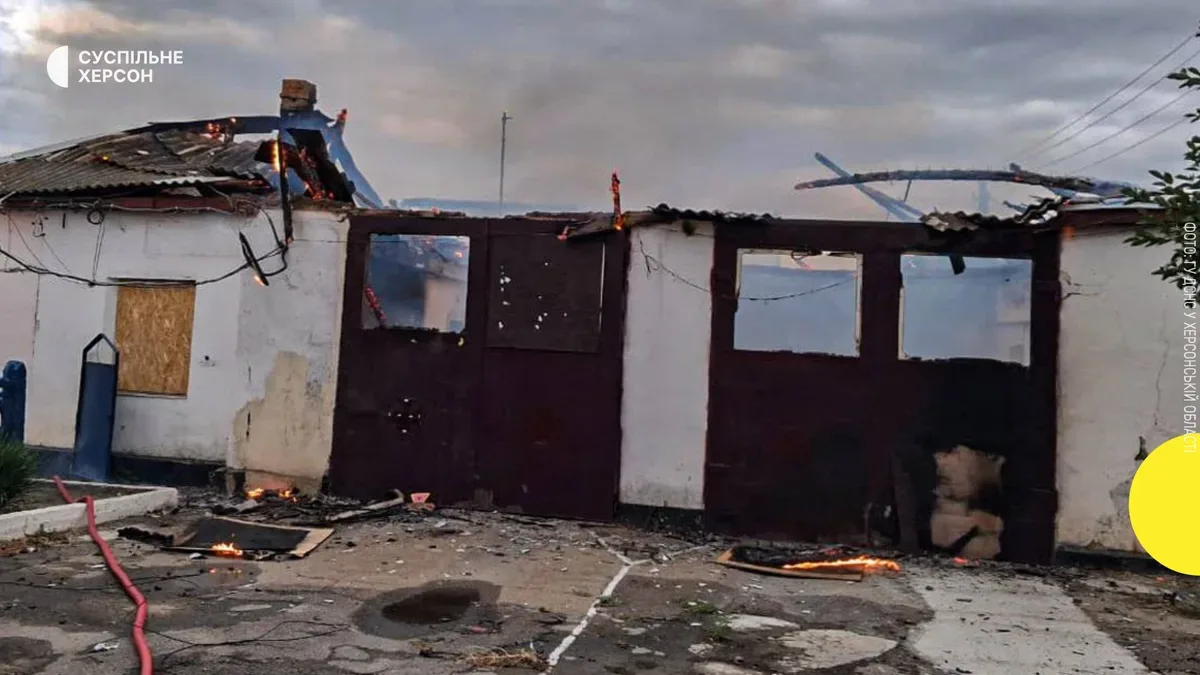 Пожежники ліквідовують загоряння в будівлі пожежно-рятувального підрозділу після удару дроном на Херсонщині 2