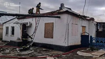 Пожежники ліквідовують загоряння в будівлі пожежно-рятувального підрозділу після удару дроном на Херсонщині 1