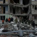 Рятувальники працюють на місці події після дронового удару у Корабельному районі Херсона